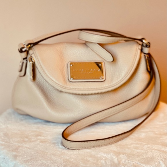 Marc Jacob’s Taupe Fold Over Zippered Pocket Adjustable Crossbody Strap - Picture 2 of 10